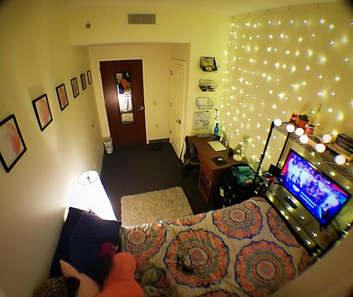 How to decorate dorm room with fairy lights