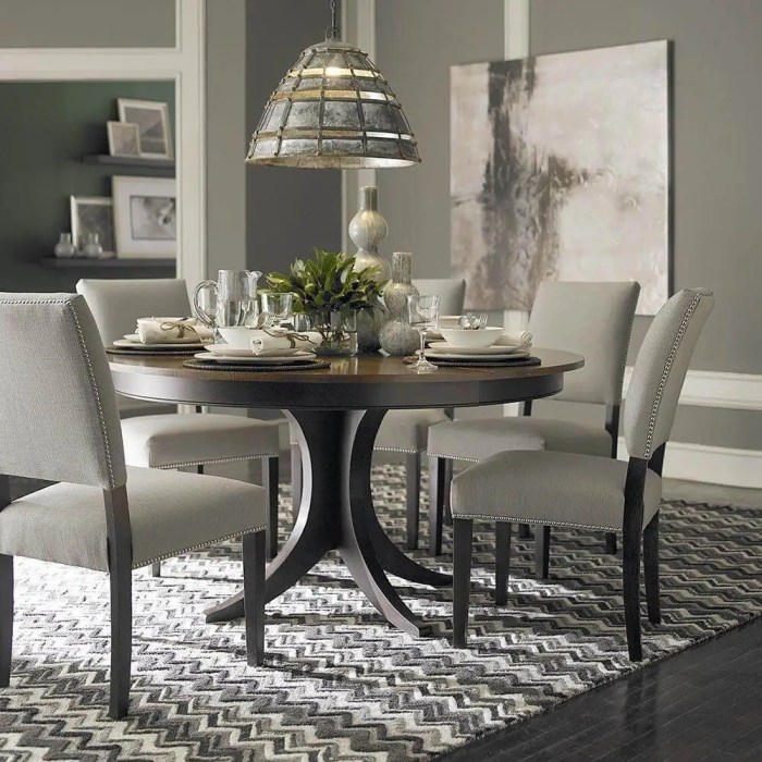 How to decorate a traditional dining room table