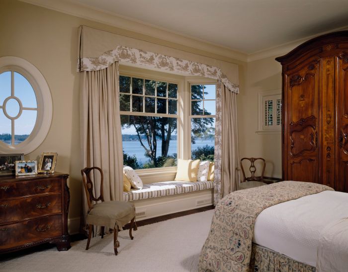 How to decorate bay window in master bedroom